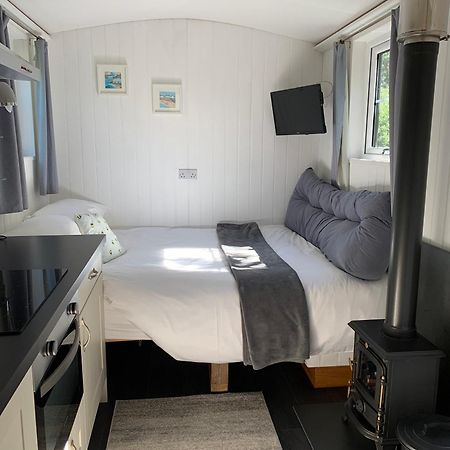Tides Reach, Deluxe Shepherds Hut 1, 100M From The Beach St Merryn Exterior foto